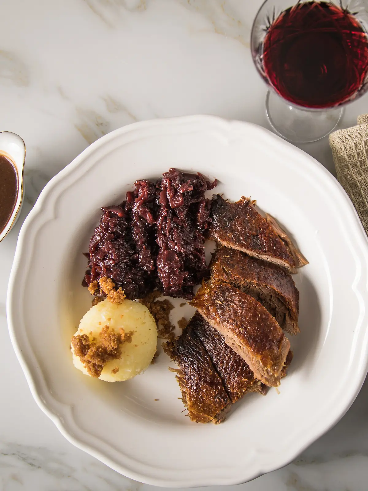 Braten mit Rotkohl und Klößen gehören im Herbst und Winter einfach dazu!
