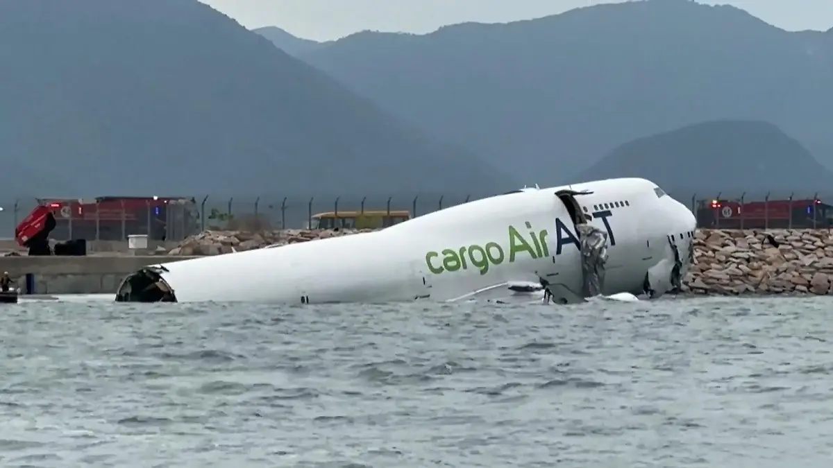 Flugzeug-Unfall am Hongkonger Flughafen: Boeing 747 rutscht von Landebahn ins Meer Unglück fordert zwei Tote
