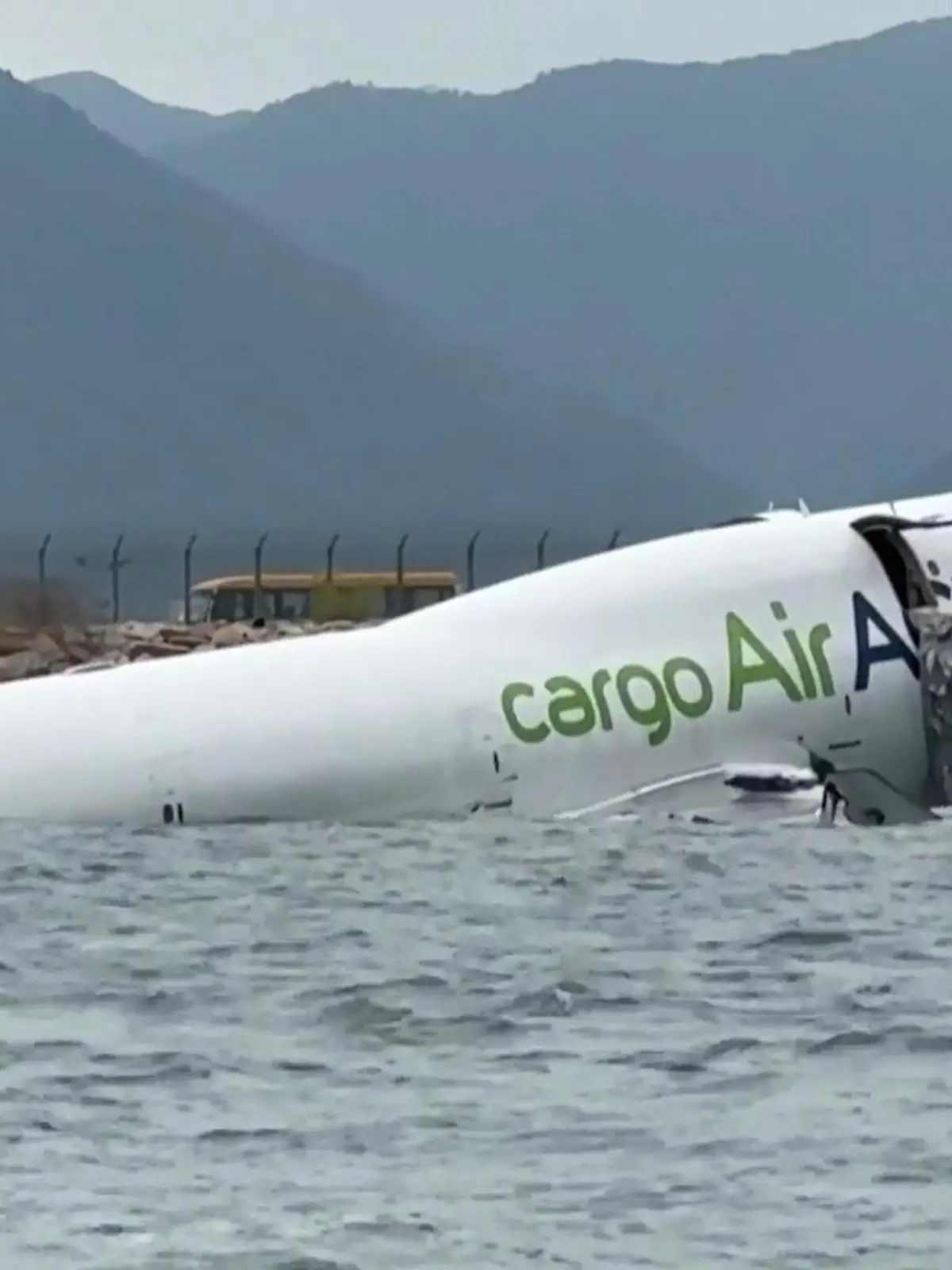 Bild zu: "Flugzeug-Unfall am Hongkonger Flughafen: Boeing 747 rutscht von Landebahn ins Meer"