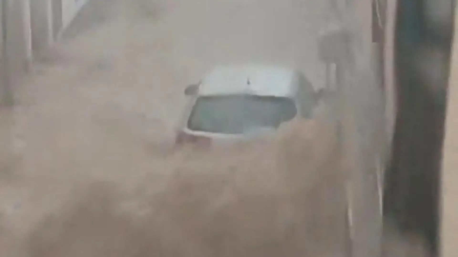Heftiges Unwetter wütet in Urlaubsregion! Anwohner kämpfen gegen Wassermassen Sintflut in Spanien