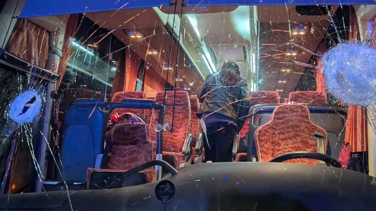 Zertrümmerte Frontscheibe eines Fanbusses.