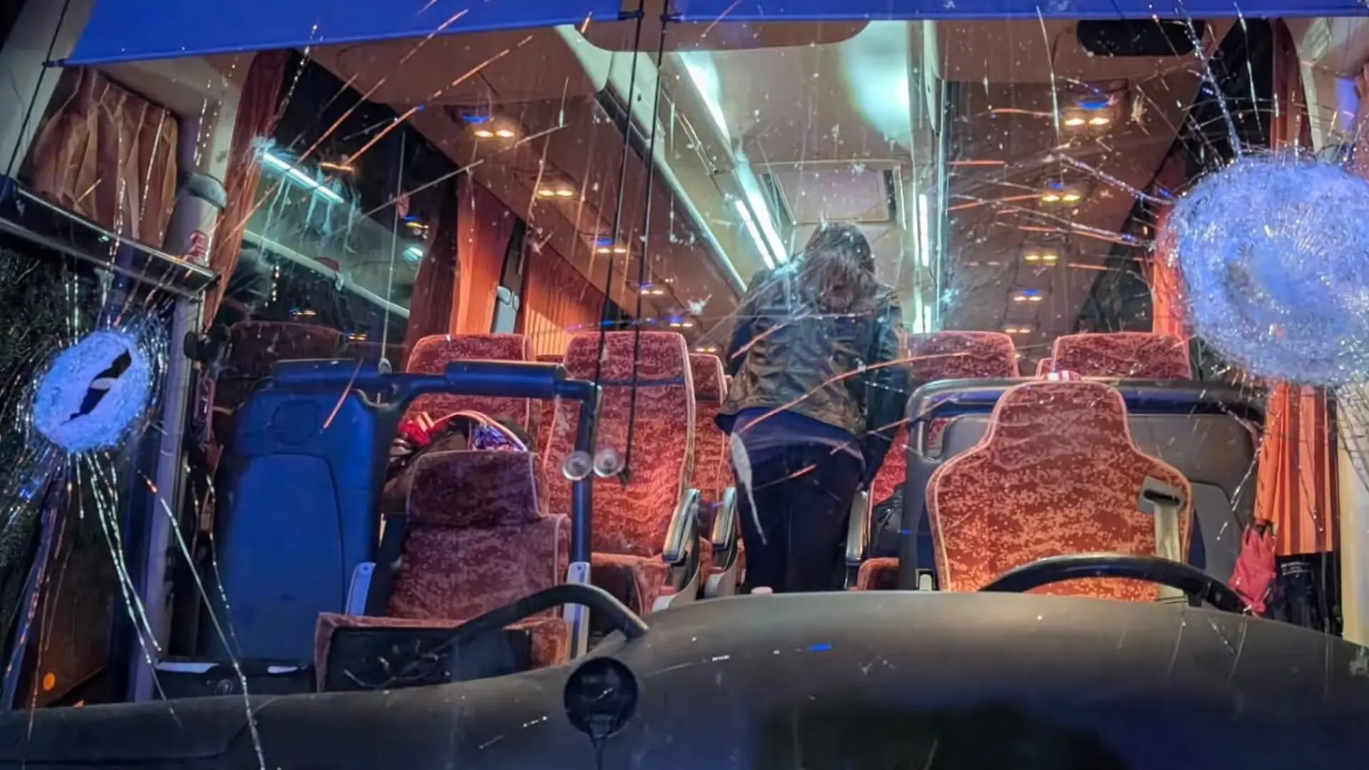 Zertrümmerte Frontscheibe eines Fanbusses. 