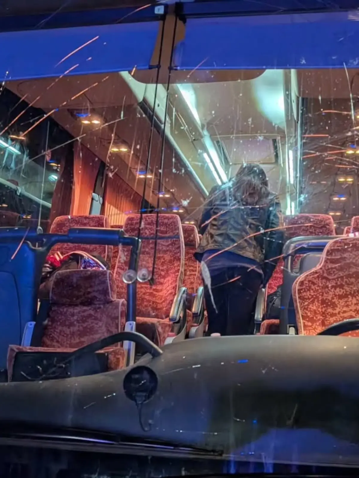 Zertrümmerte Frontscheibe eines Fanbusses. 