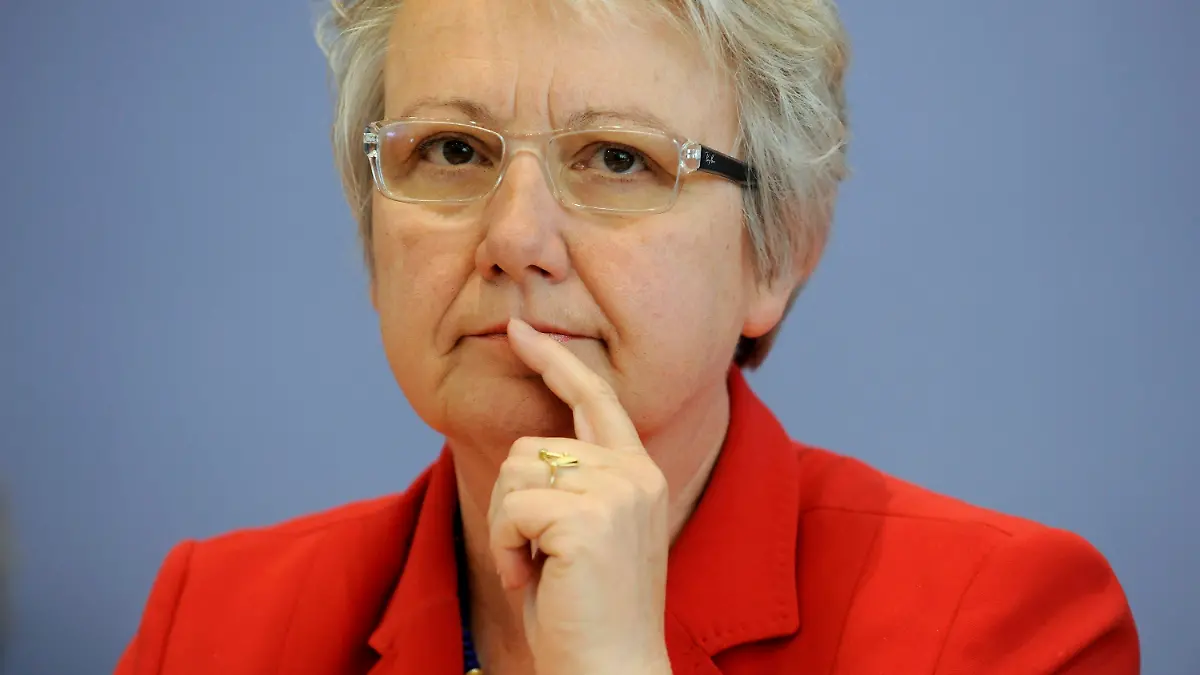 ARCHIV - Bundesforschungsministerin Annette Schavan (CDU) gibt am 21.04.2010 eine Pressekonferenz in Berlin. Die CDU-Politikerin will nicht zurücktreten. Sie werde gegen den Entzug ihres Doktortitels durch die Uni Düsseldorf juristisch vorgehen, sagte sie am Mittwochmorgen in Johannesburg. Schavan befindet sich derzeit auf einer fünftägigen Südafrikareise.  Foto: Tim Brakemeier/dpa dpa (zu dpa 0124 "Schavan tritt nicht als Bildungsministerin zurück" am 06.02.2013)  +++(c) dpa - Bildfunk+++