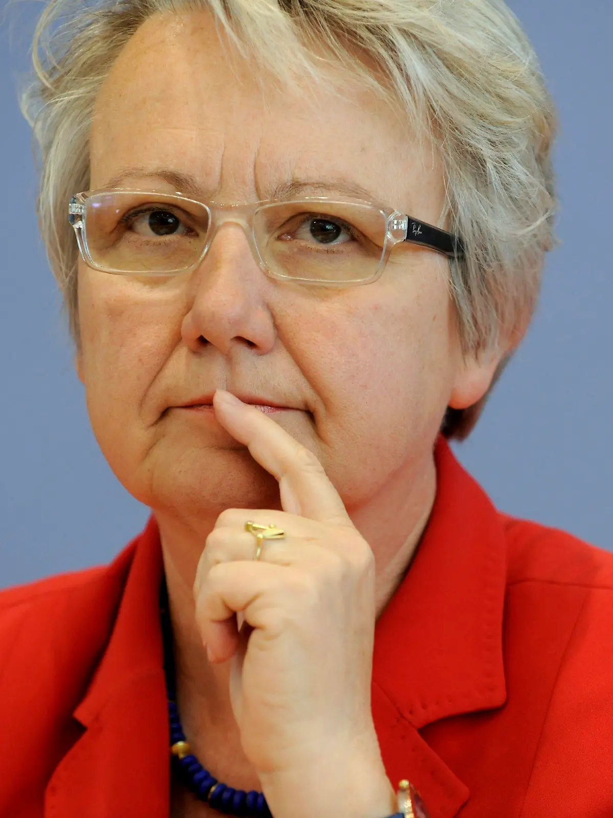 ARCHIV - Bundesforschungsministerin Annette Schavan (CDU) gibt am 21.04.2010 eine Pressekonferenz in Berlin. Die CDU-Politikerin will nicht zurücktreten. Sie werde gegen den Entzug ihres Doktortitels durch die Uni Düsseldorf juristisch vorgehen, sagte sie am Mittwochmorgen in Johannesburg. Schavan befindet sich derzeit auf einer fünftägigen Südafrikareise.  Foto: Tim Brakemeier/dpa dpa (zu dpa 0124 "Schavan tritt nicht als Bildungsministerin zurück" am 06.02.2013)  +++(c) dpa - Bildfunk+++