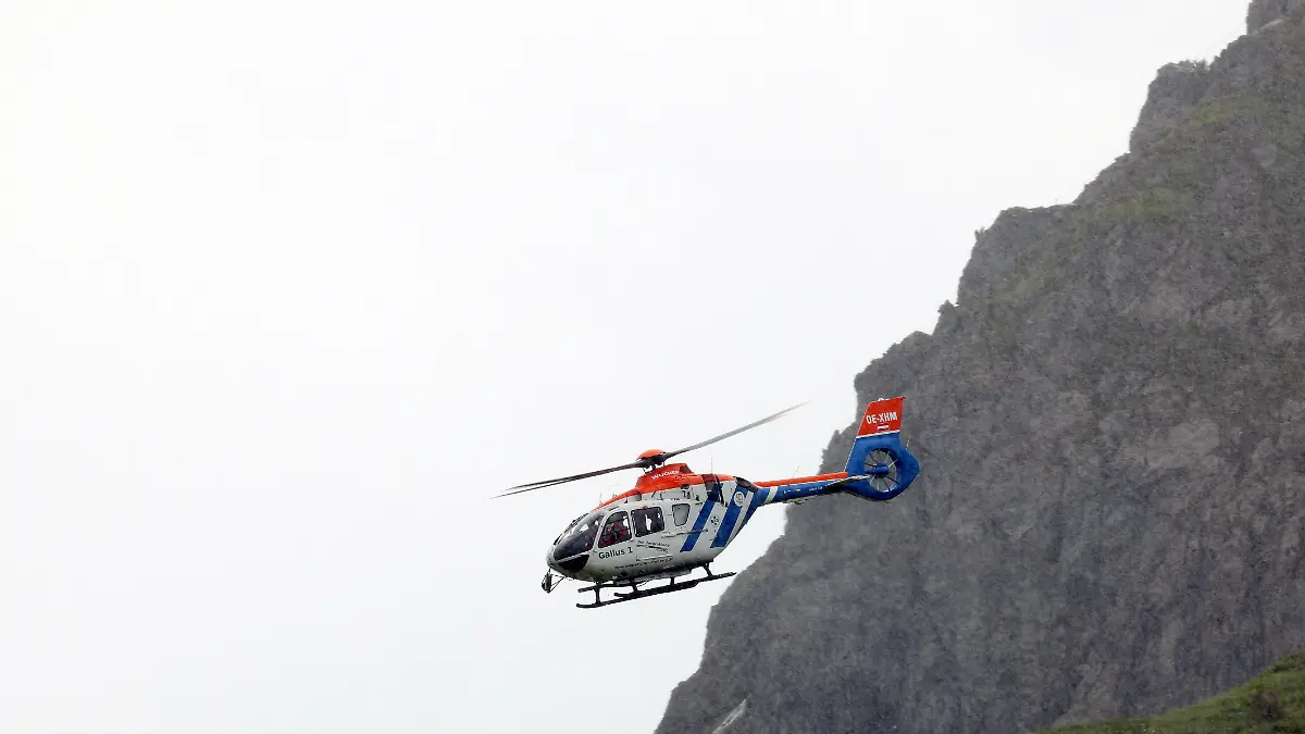 Ein Hubschrauber der Bergrettung