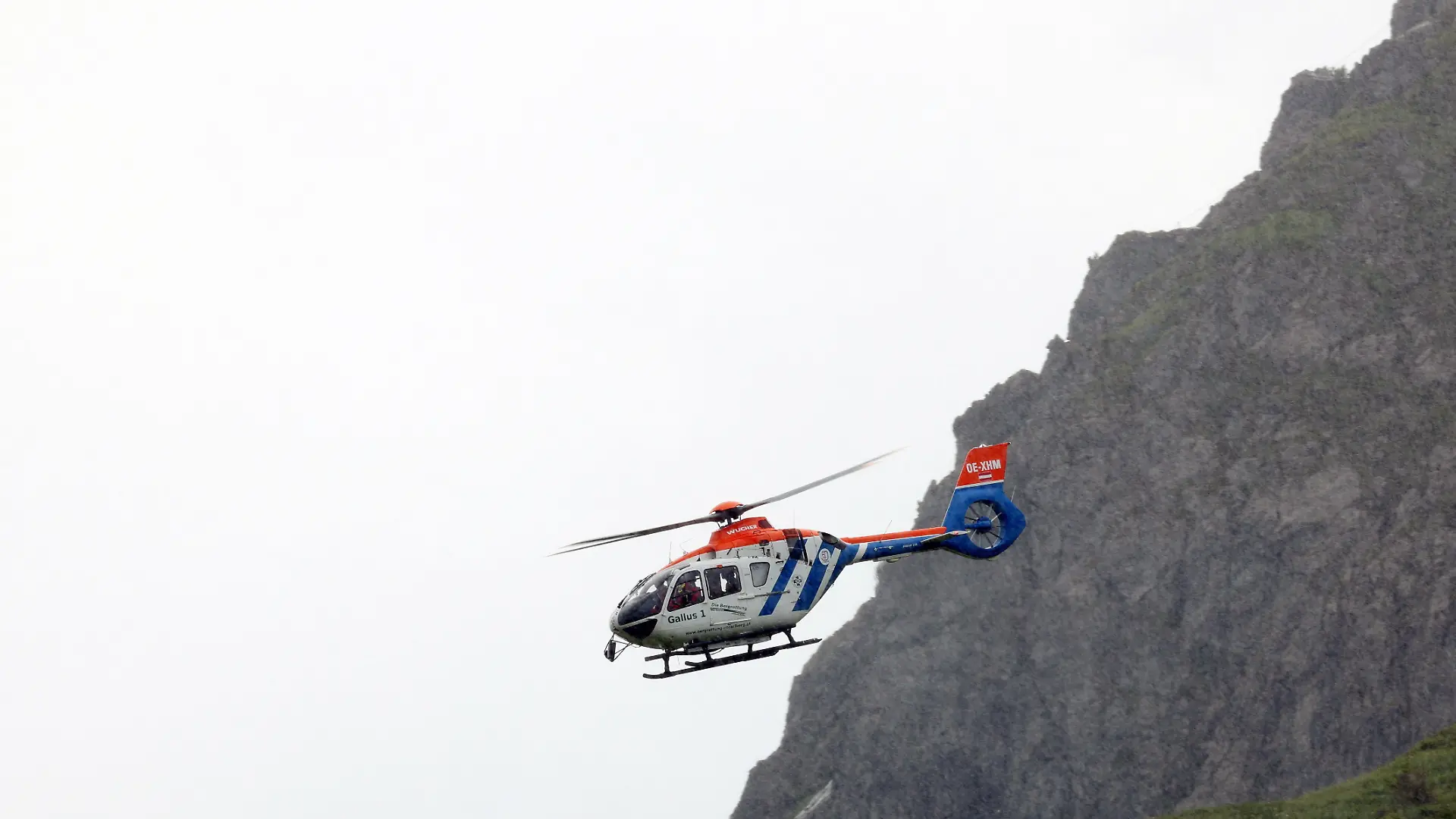 Ein Hubschrauber der Bergrettung