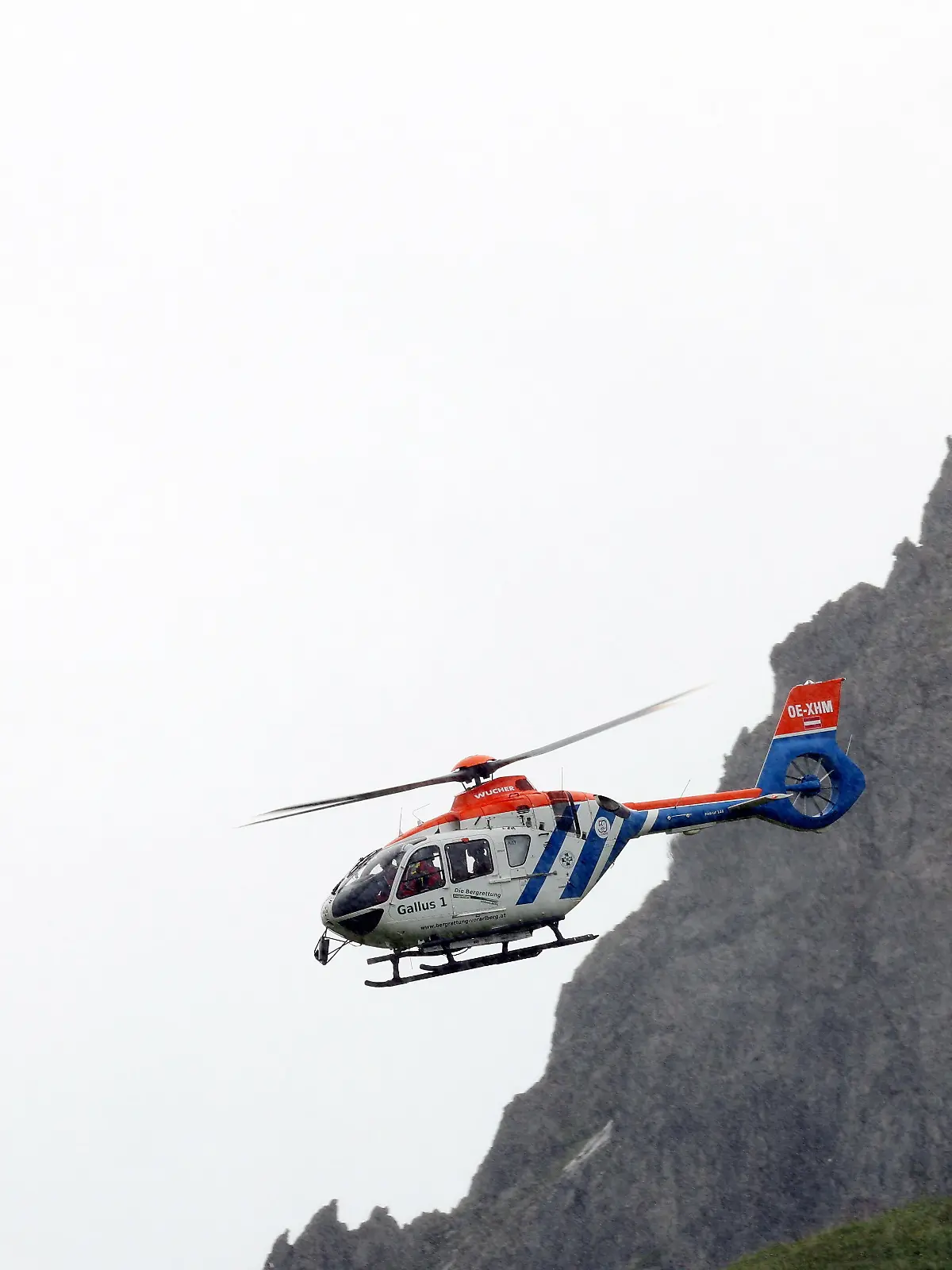Ein Hubschrauber der Bergrettung
