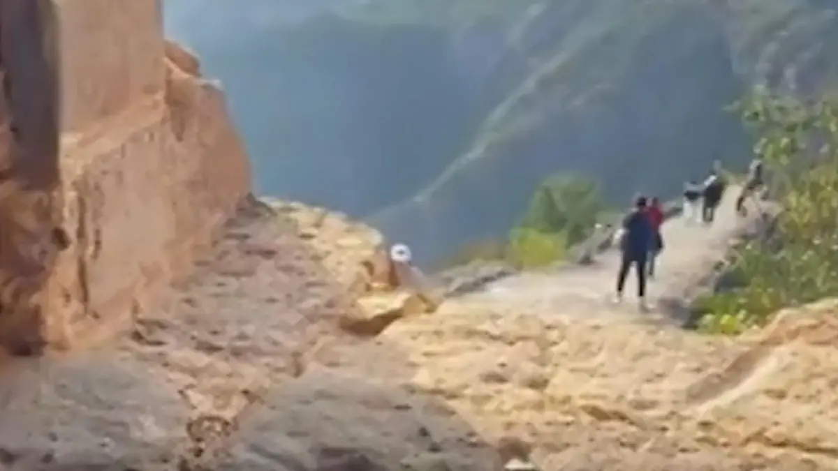 Sie machen's inmitten von Touristen! Liebespaar landet im Knast Chinesische Mauer beschmutzt!