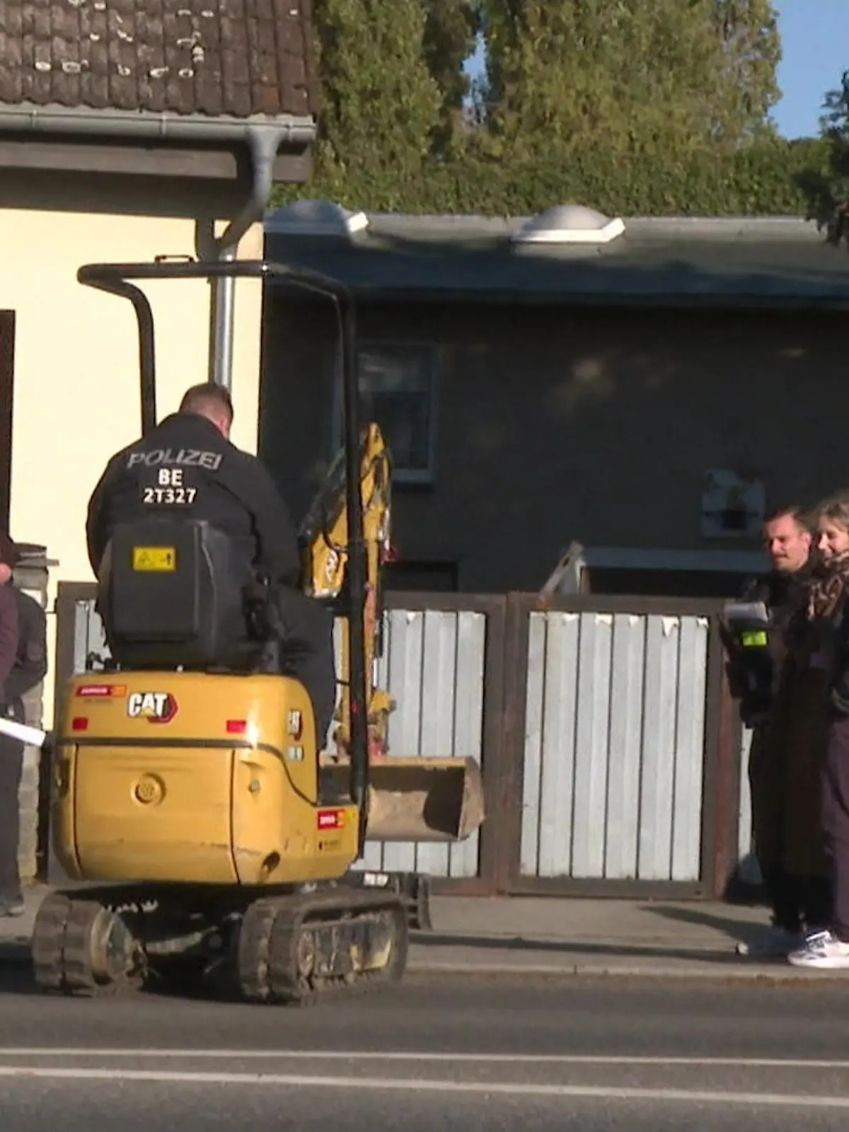 Bild zu: "Bewegung im Fall Rebecca Reusch? Polizei durchsucht Haus der Oma von Florian R."