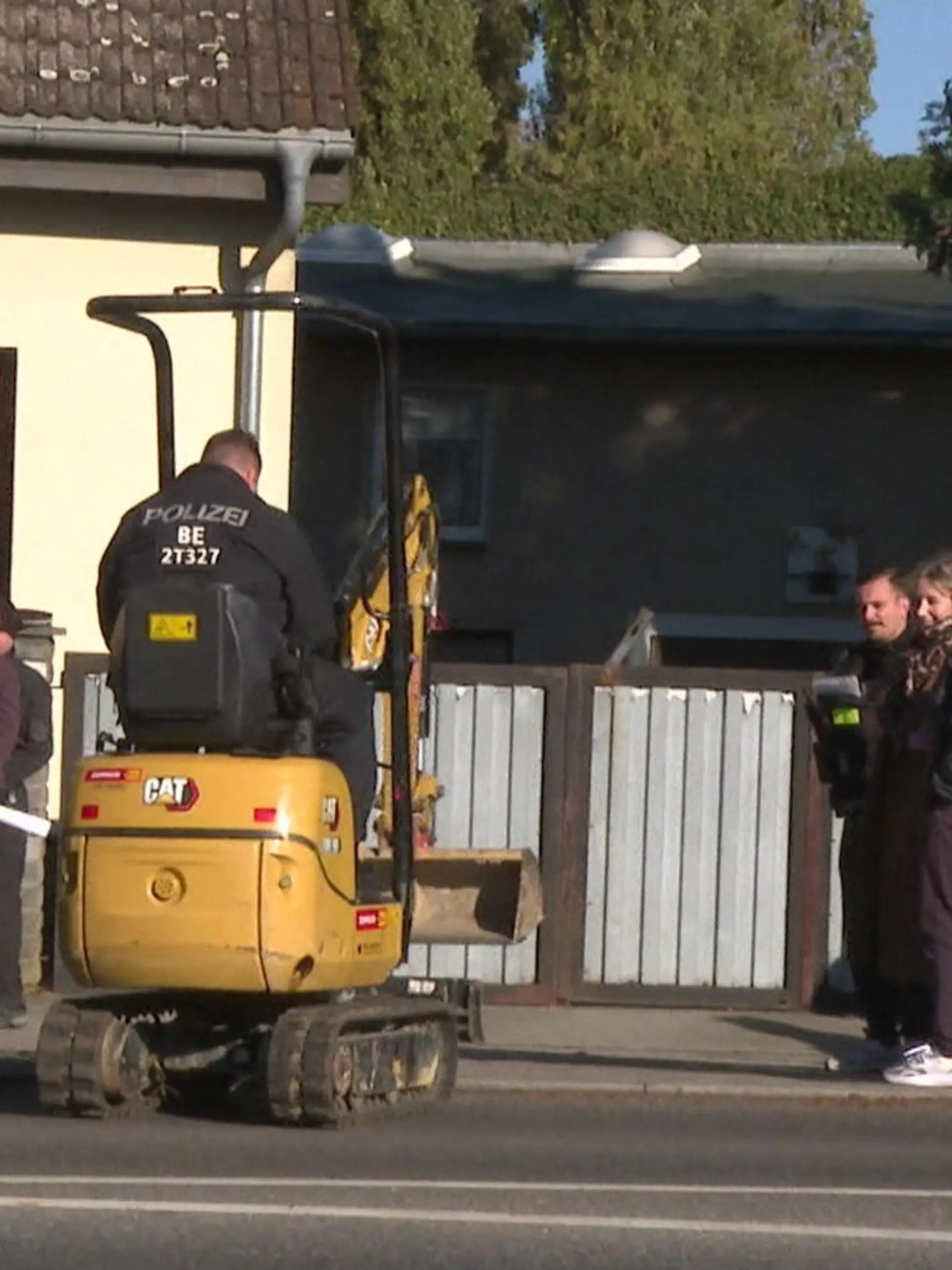 Bild zu: "Seit über sechs Jahren vermisst: Polizei durchsucht Haus der Oma von Schwager Florian R."