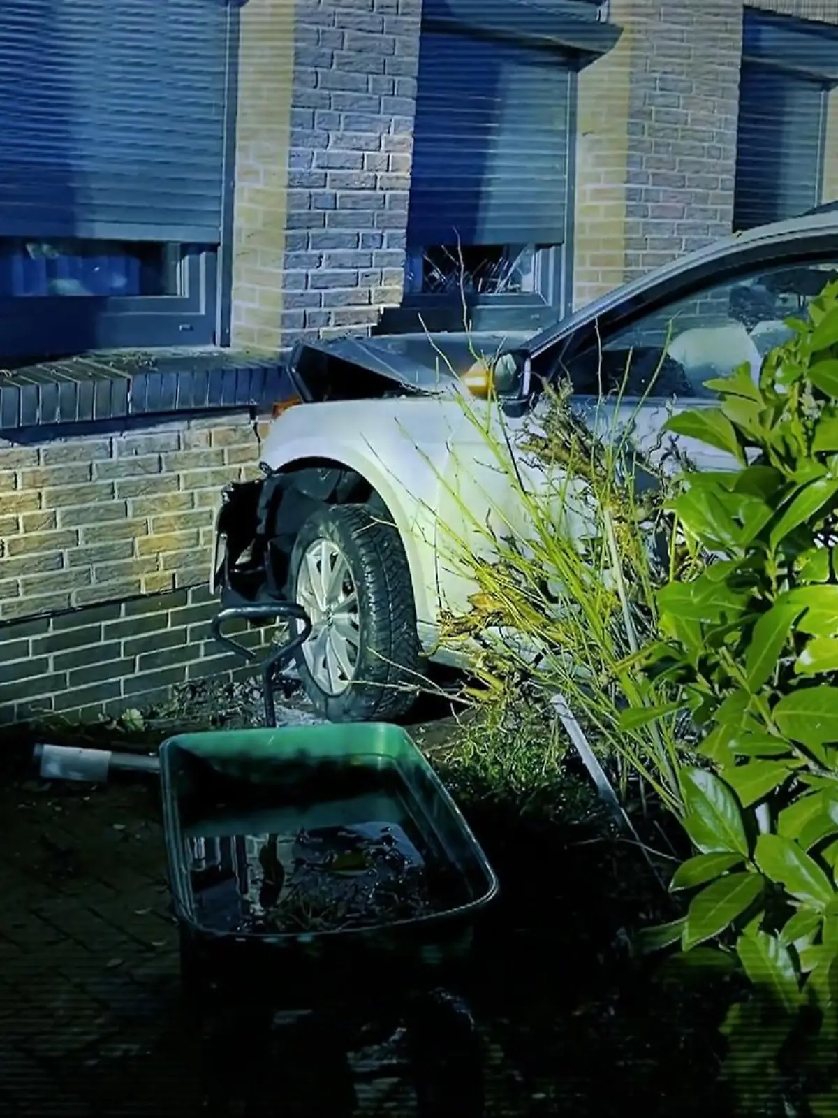 Bild zu: "Familie lebt mit Loch in Wand! Auto crasht in Haus – doch Versicherung zahlt nicht"