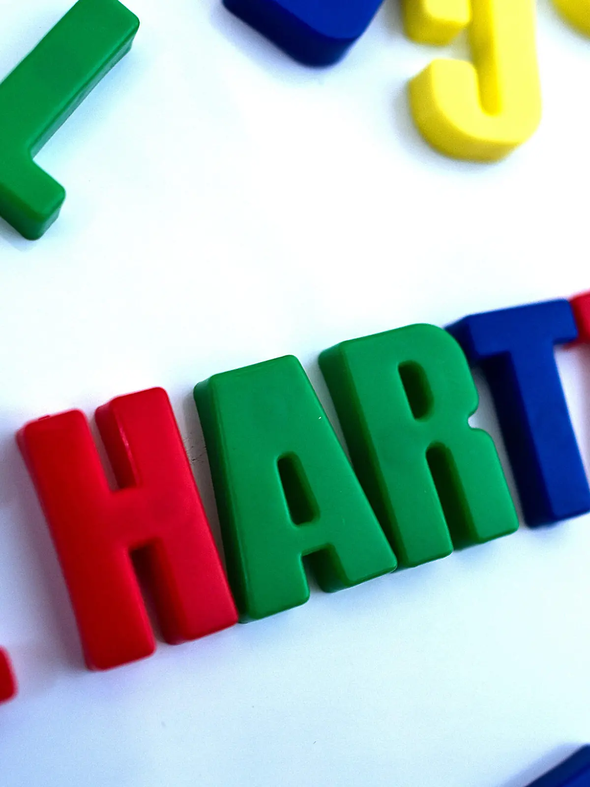 ARCHIV - ILLUSTRATION - Auf einer magnetischen Spielzeugtafel in einem Krankenhaus in Dresden steht «+ - Hartz 4». Sie gilt als die größte Arbeitsmarktreform in der deutschen Nachkriegsgeschichte - trotzdem hat Hartz-IV keineswegs alle Erwartungen erfüllt. Experten sehen noch immer «Baustellen» (Archivfoto vom 17.12.2010). Foto: Arno Burgi dpa (zu dpa-Themenpaket Hartz-Reformen vom 14.08.2012)  +++(c) dpa - Bildfunk+++