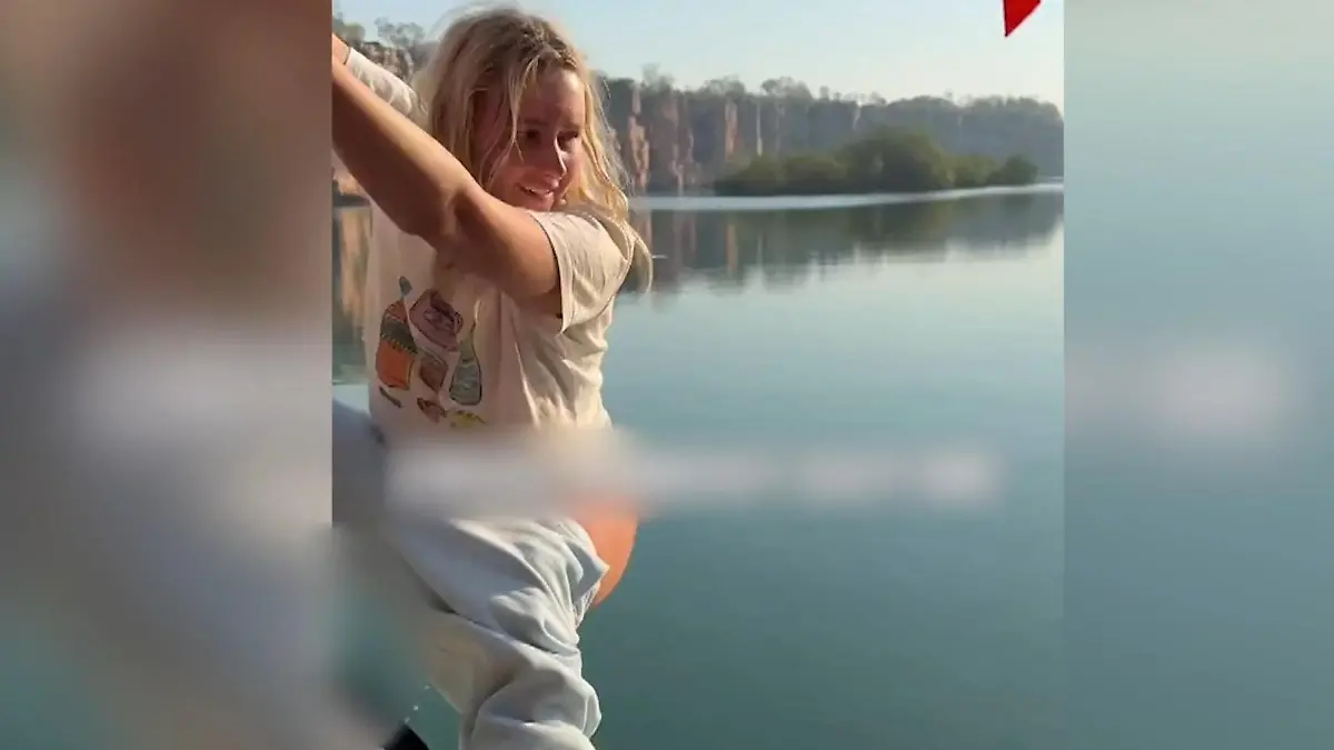 Surferin pinkelt in australischen See –  und ganz Indien tobt! Ein Strahl geht viral