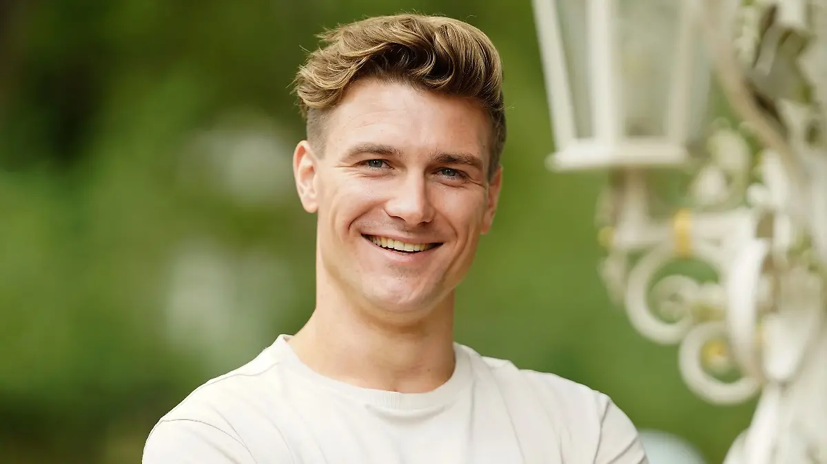 Ackerbauer Friedrich aus Nordrhein-Westfalen kann sich in der aktuellen „Bauer sucht Frau”-Staffel vor Bewerberinnen kaum retten.