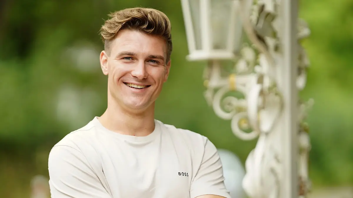 Ackerbauer Friedrich aus Nordrhein-Westfalen kann sich in der aktuellen „Bauer sucht Frau”-Staffel vor Bewerberinnen kaum retten.