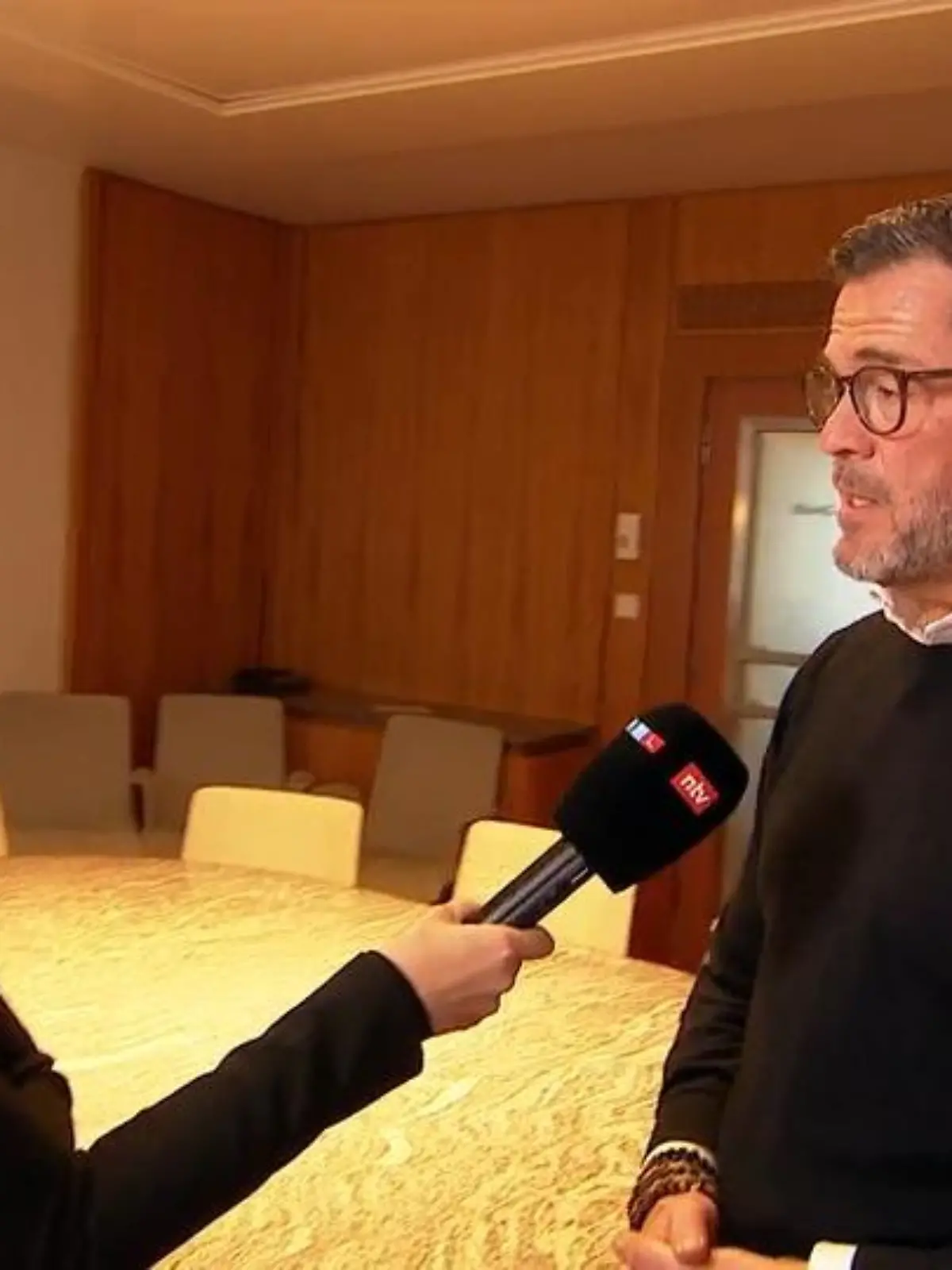 Bild zu: "Interview mit Ex-Minister zu Guttenberg"