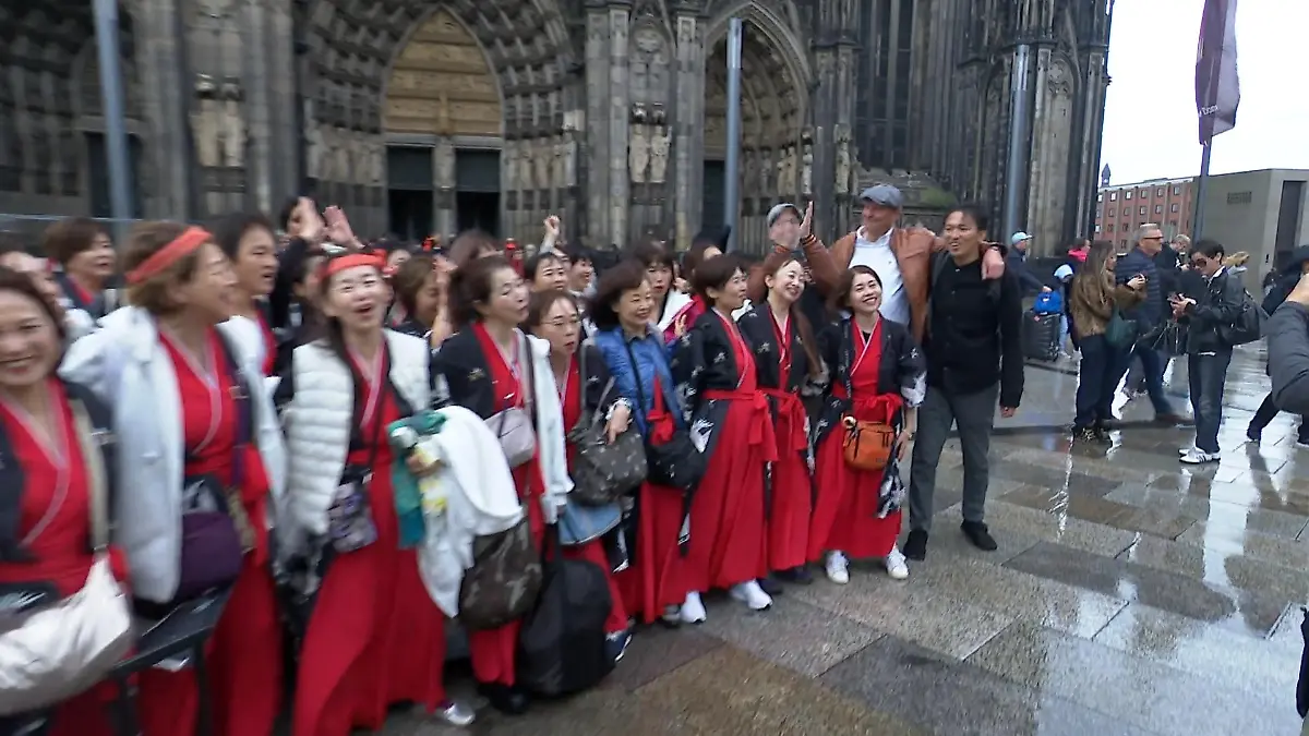 Japanischer Chor singt „Stääne“ Emotionaler Besuch in der Domstadt