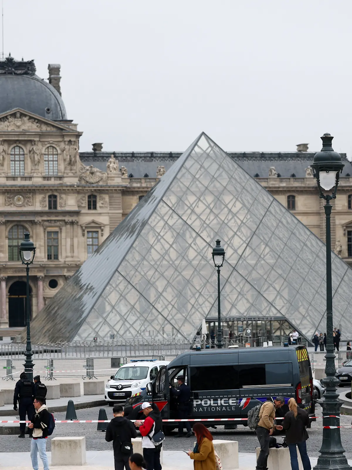 Bild zu: "Seit Jahren Warnungen vor Schwachstellen! Sicherheit des Louvre im Fokus"