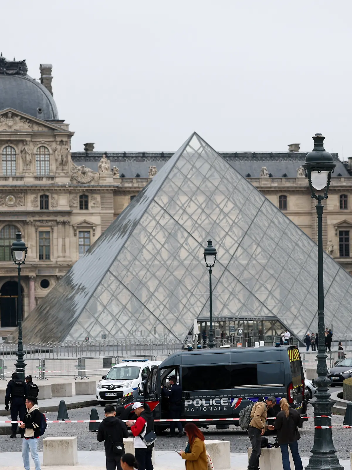 Bild zu: "Fünf weitere Festnahmen nach spektakulärem Louvre-Einbruch"