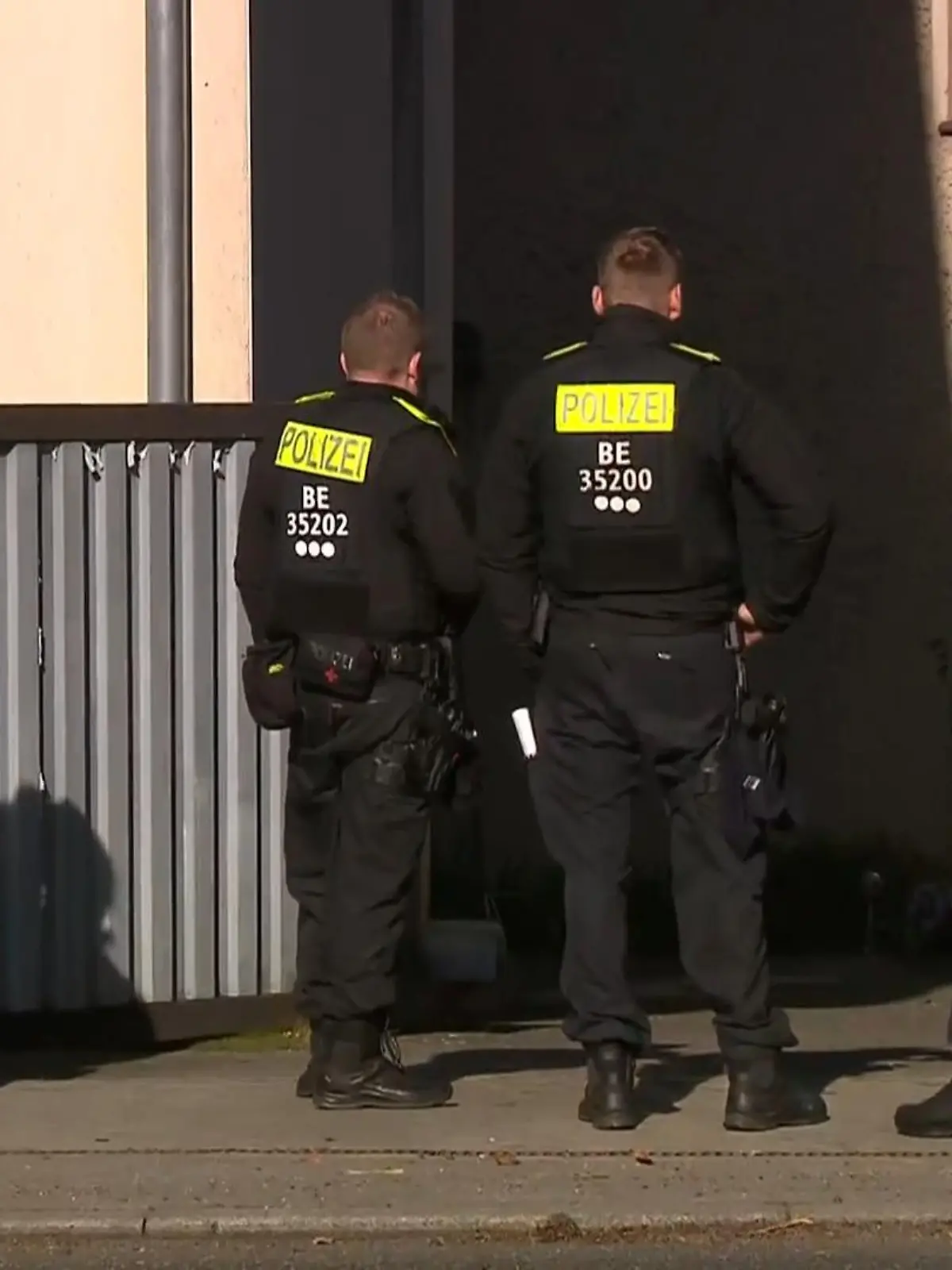 Bild zu: "Mit Leichenspürhunden! Polizei durchsucht Grundstück nach vermisster Rebecca"