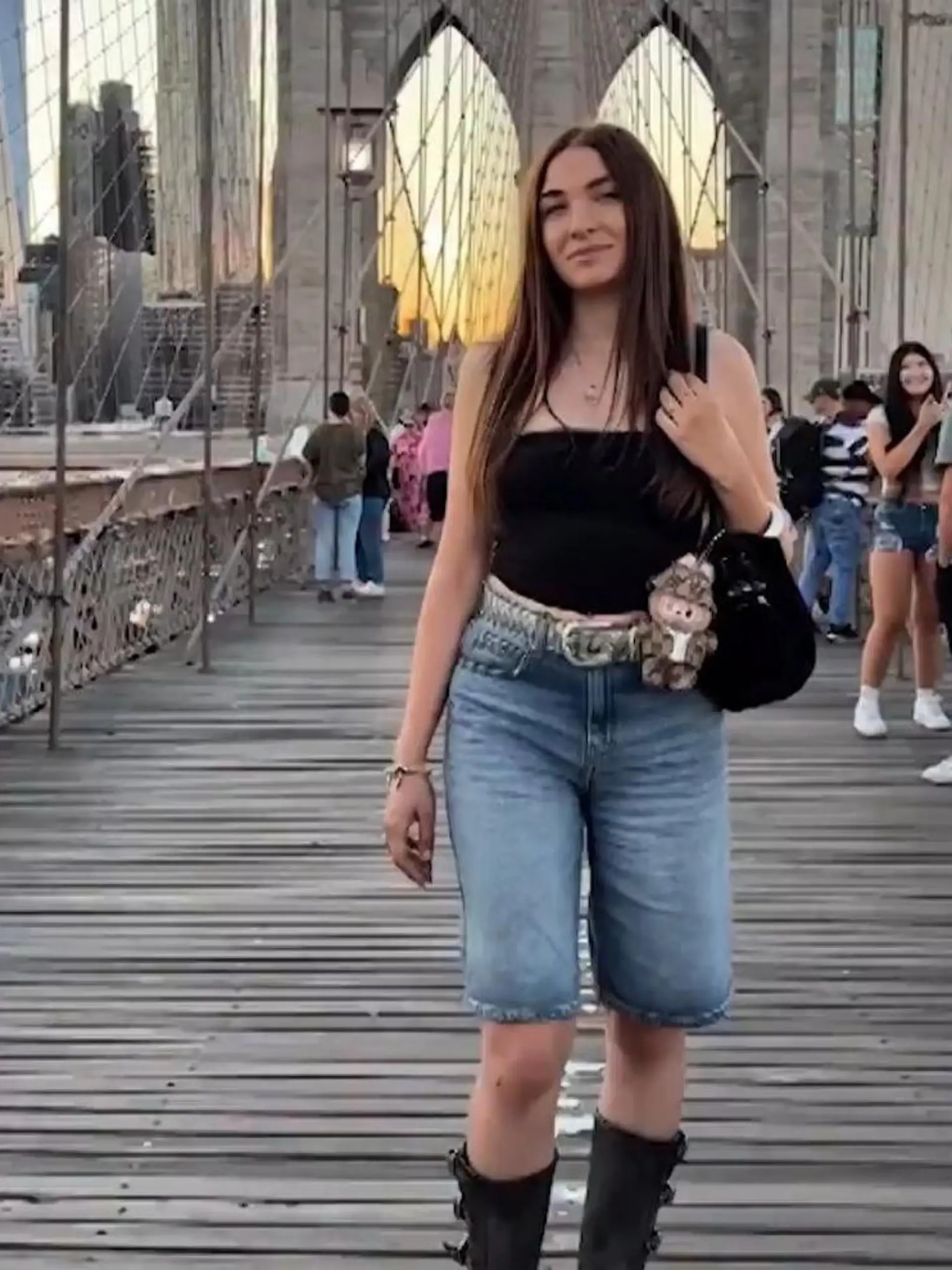 Bild zu: "Influencerin posiert in New York – dann rennt ihr dieser deutsche Superstar ins Bild"