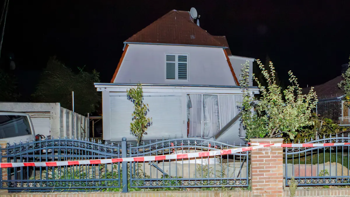 Bei einer Verpuffung in einem Einfamilienhaus in Berlin-Neukölln ist eine Frau ums Leben gekommen.
