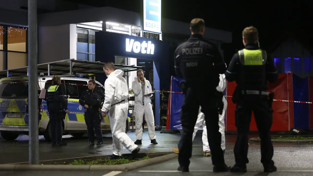 Lemgo: Einsatzkräfte der Polizei vor dem Supermarkt im Einsatz.