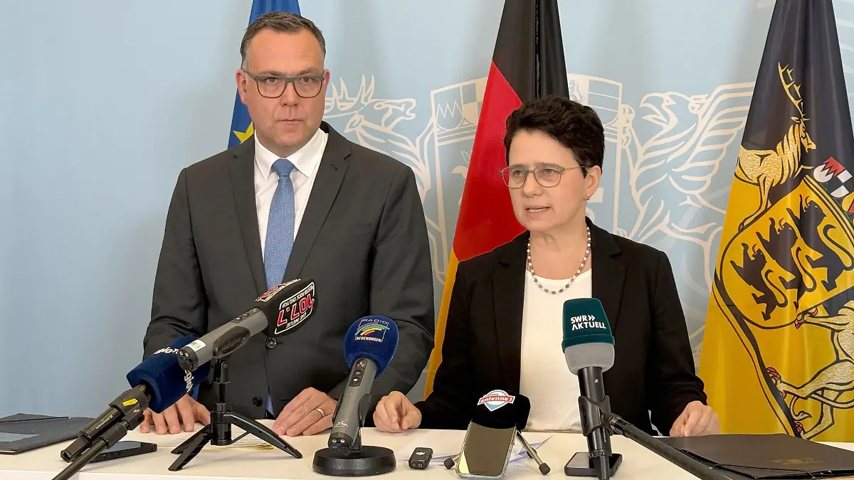 Pressekonferenz zur Ausreise einer Großfamilie nach Syrien