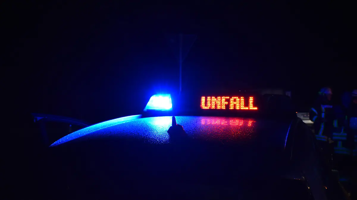  Drei Menschen verletzt bei Unfall mit Elektroauto, Zwei Unfallfahrzeuge stehen am 13.11.2019 auf der Bundesstraße 290 bei Satteldorf. Bei einer Kollision wurden drei Menschen verletzt. Die Straße war für Bergungsmaßnahmen voll gesperrt. Feuerwehrkräfte waren im Einsatz. Satteldorf Baden-Württemberg Deutschland Satteldorf *** Three people injured in an accident with an electric car, Two vehicles involved in an accident were parked on the Bundesstrasse 290 near Satteldorf on 13 11 2019 Three people were injured in a collision The road was completely closed for salvage operations Firefighters were on duty Satteldorf Baden Württemberg Germany Satteldorf Copyright: xxonw-images.de/MarvinxKossx