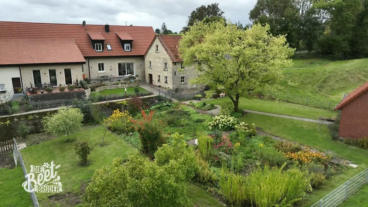 Neues Projekt: Einen Hof von 1880 in ein altersgerechtes Gartenparadies umgestalten Alte Mauern, neuer Gartenplan