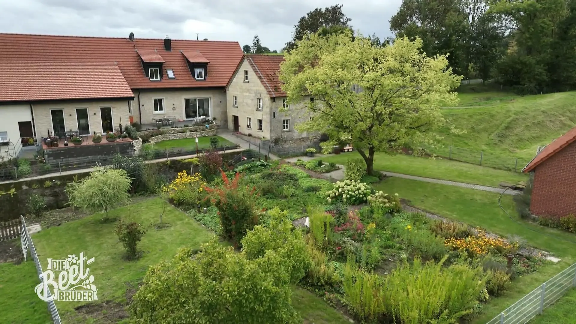 Neues Projekt: Einen Hof von 1880 in ein altersgerechtes Gartenparadies umgestalten Alte Mauern, neuer Gartenplan