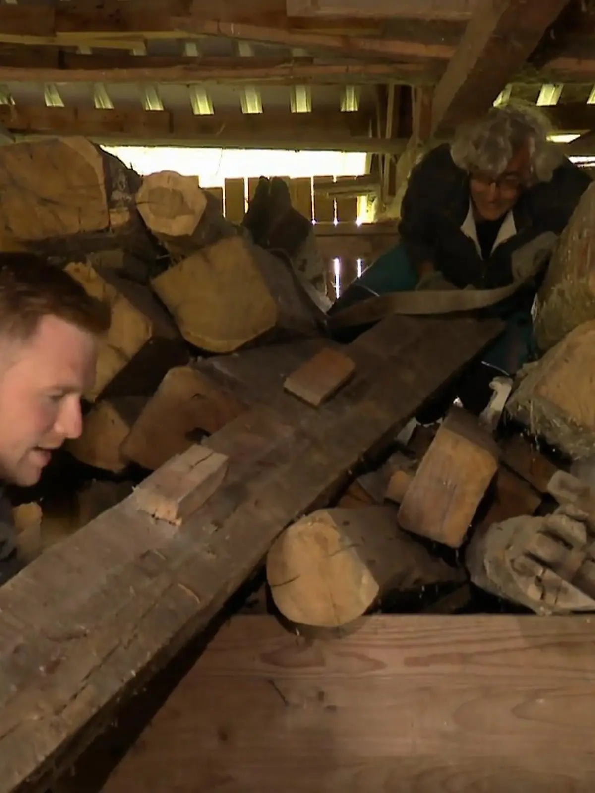 Bild zu: "Ralf stöbert auf dem Hof"