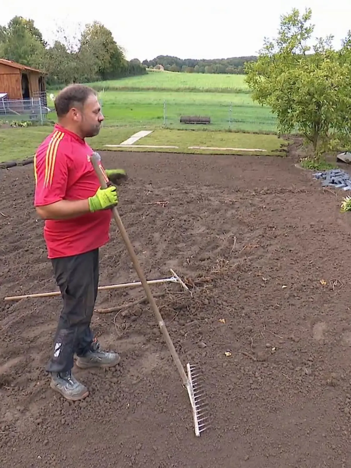 Bild zu: "Louis im Einsatz – 70 Meter Wegeinfassung und noch kein Ende in Sicht"