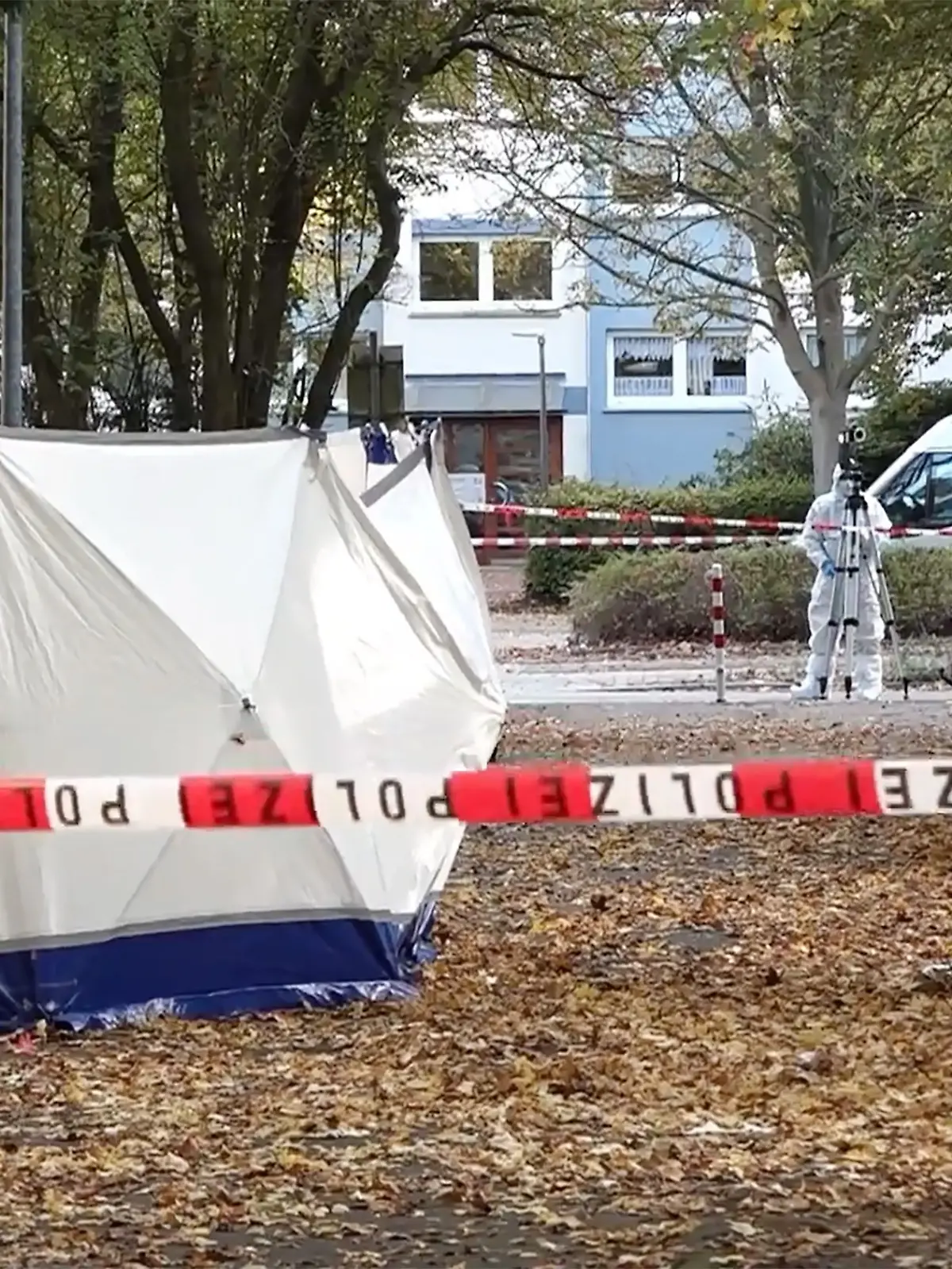 Nach einem Messerangriff sucht die Polizei den Ex-Partner der Getöteten.