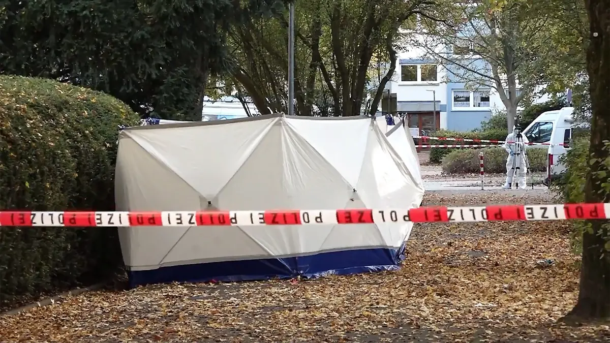 Nach einem Messerangriff sucht die Polizei den Ex-Partner der Getöteten.