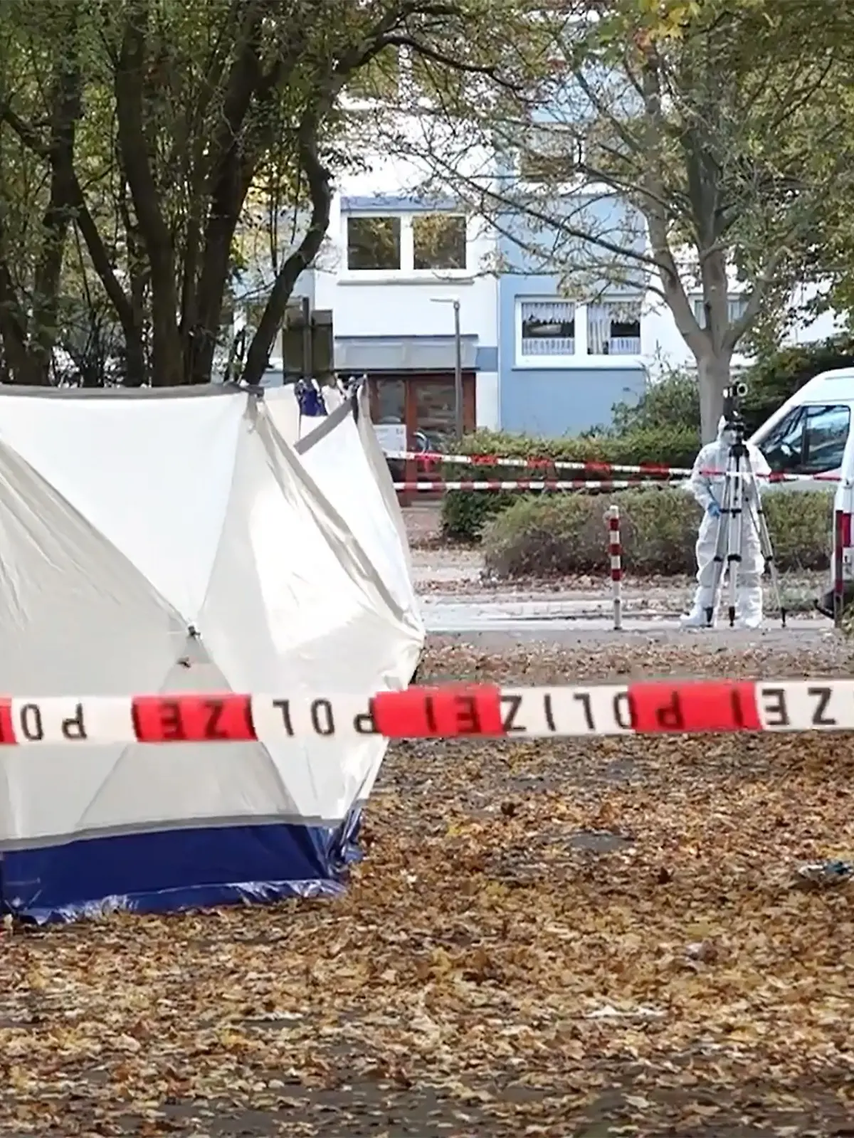 Nach einem Messerangriff sucht die Polizei den Ex-Partner der Getöteten.