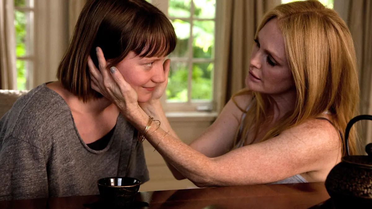 HANDOUT - Mia Wasikowska als Agatha (l) und Julianne Moore als Havana in einer undatierten Szene des Films «Maps To The Stars». Der Film kommt am 11.09.2014 ins Kino. Foto: Caitlin Cronenberg/MFA (zu dpa-Kinostarts vom 04.09.2014 - ACHTUNG: Verwendung nur für redaktionelle Zwecke im Zusammenhang mit der Berichterstattung über diesen Film und nur mit Urheber-Nennung Foto: Caitlin Cronenberg/MFA bis zu 11.09.2019) +++(c) dpa - Bildfunk+++