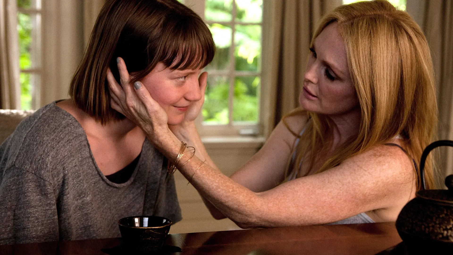 HANDOUT - Mia Wasikowska als Agatha (l) und Julianne Moore als Havana in einer undatierten Szene des Films «Maps To The Stars». Der Film kommt am 11.09.2014 ins Kino. Foto: Caitlin Cronenberg/MFA (zu dpa-Kinostarts vom 04.09.2014 - ACHTUNG: Verwendung nur für redaktionelle Zwecke im Zusammenhang mit der Berichterstattung über diesen Film und nur mit Urheber-Nennung Foto: Caitlin Cronenberg/MFA bis zu 11.09.2019) +++(c) dpa - Bildfunk+++
