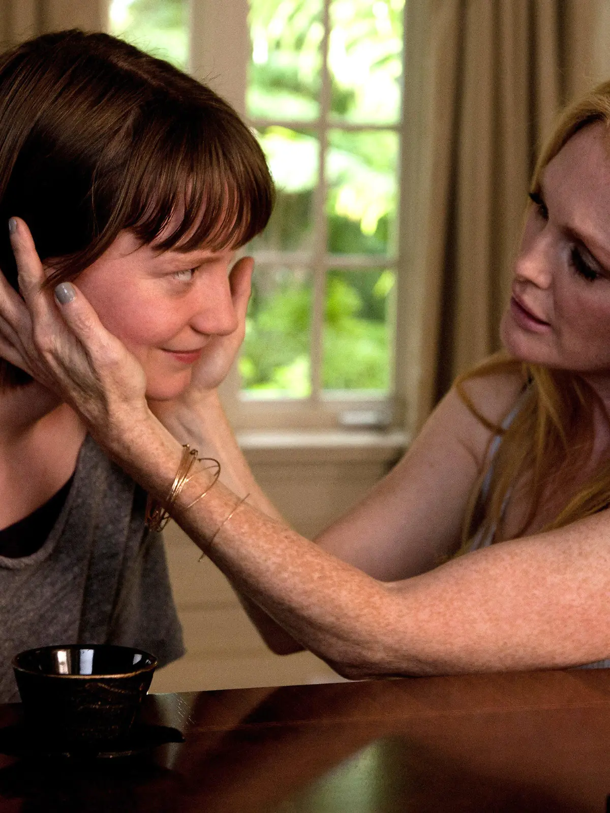 HANDOUT - Mia Wasikowska als Agatha (l) und Julianne Moore als Havana in einer undatierten Szene des Films «Maps To The Stars». Der Film kommt am 11.09.2014 ins Kino. Foto: Caitlin Cronenberg/MFA (zu dpa-Kinostarts vom 04.09.2014 - ACHTUNG: Verwendung nur für redaktionelle Zwecke im Zusammenhang mit der Berichterstattung über diesen Film und nur mit Urheber-Nennung Foto: Caitlin Cronenberg/MFA bis zu 11.09.2019) +++(c) dpa - Bildfunk+++