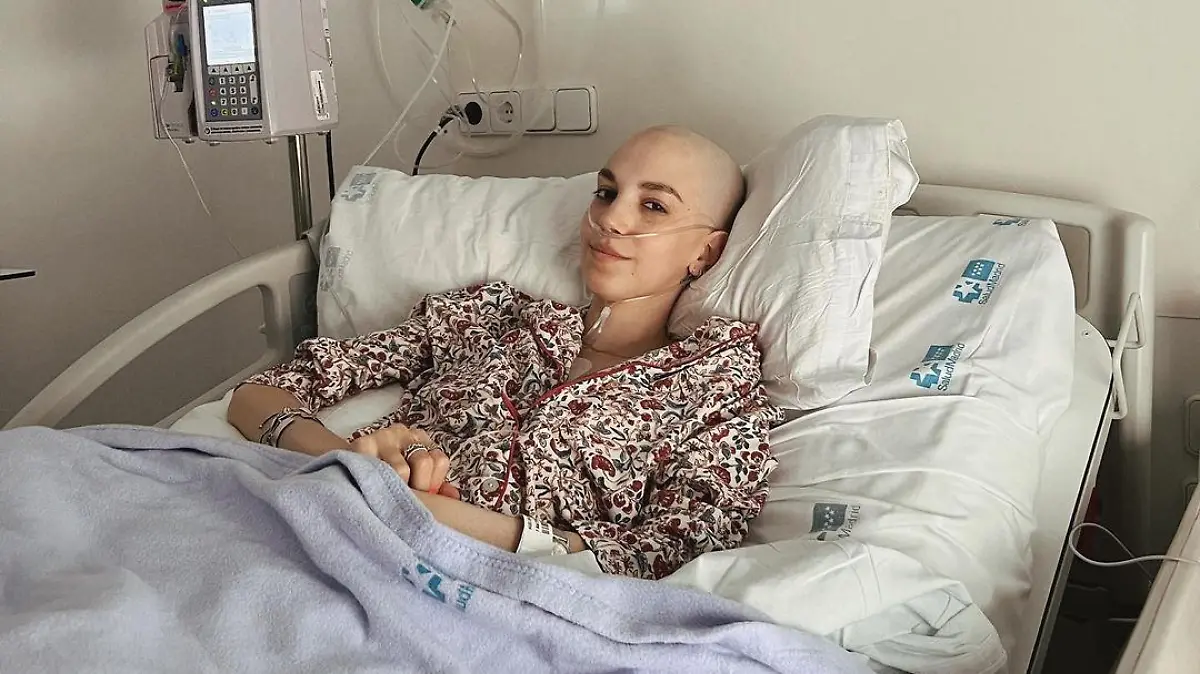 Story from Jam Press (Influencer Cancer)
Pictured: Elena Huelva in hospital.
Influencer with cancer says goodbye to fans as ‘things not going well’
A 20-year-old influencer has revealed that her cancer battle has worsened as she thanked her followers for their support and bid them farewell.
Elena Huelva, who has 615,000 Instagram followers, has been fighting it since her early teens.
She became a symbol of resilience during her battle with Ewing sarcoma, a rare type of cancer that affects bones, or the tissue around bones, and mainly affects children and young people.
The brave woman was diagnosed with the rare illness in 2016.
However, in a heartbreaking update on 4 December, Elena said that her condition has worsened as she said goodbye to her followers.
The young woman added: “My life has not been in vain.”
Visibly emotional, the cancer sufferer holds back the tears as she explains that “things are not going well” in the footage.
Lying in a hospital bed with tubes attached to her airways, the influencer says: “They found more disease in my windpipe, which is very dangerous, as you know, because that’s where we breathe. I don’t need to say much more.”
She said she hoped she never had to make this video, but stated: “I want to make it clear that I've already won. With all the love and people I have by my side, I've already won.”
Elena added: “Whatever happens, I know that my life was not in vain, because I fought and got what I wanted,” referring to her wish to make cancer a more visible issue on social media.
“At the end of the day, life is about living and making memories with people, and I take away many good memories with lots of wonderful people and many other things.
“I would like to thank you for all the affection you have always given me.”
She added: “I love you.”
The video has gone viral with nearly 600,000 ‘likes’ and 60,000 comments, including from Spanish celebrities such as actress Ana Obregón
