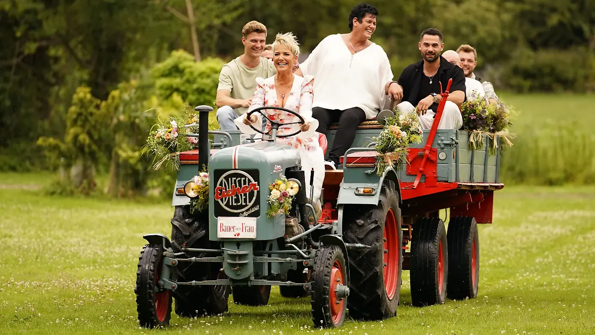 Inka Bause (vorne) mit Bäuerinnen und Bauern der aktuellen Staffel „Bauer sucht Frau”
+++ Die Verwendung des sendungsbezogenen Materials ist nur mit dem Hinweis und Verlinkung auf RTL+ gestattet. +++