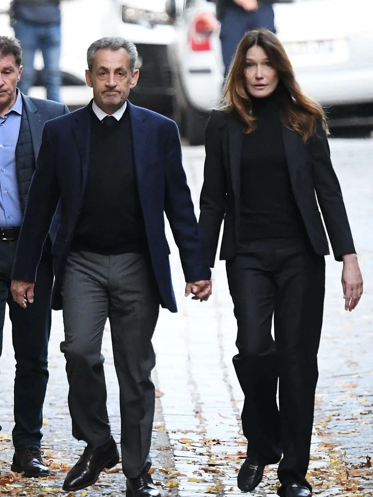 Nicolas Sarkozy verlässt in Begleitung seiner Frau Carla Bruni sein Zuhause, um sich ins Gefängnis von La Santé zu begeben. 