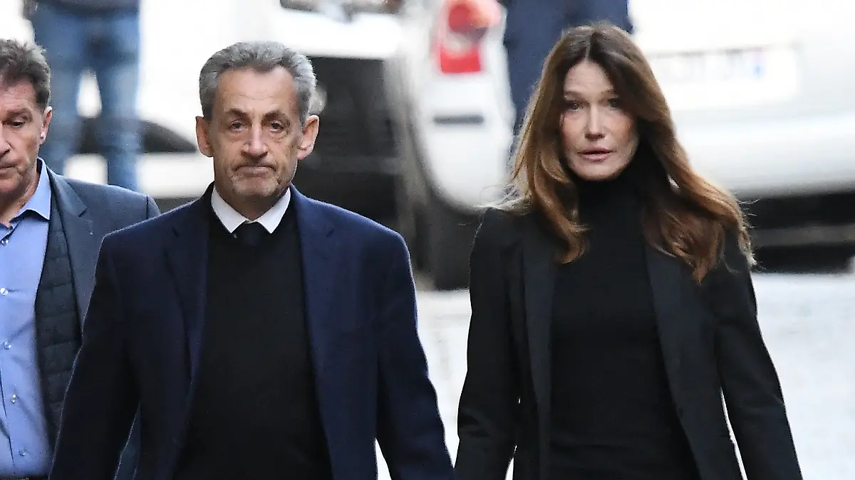 Nicolas Sarkozy verlässt in Begleitung seiner Frau Carla Bruni sein Zuhause, um sich ins Gefängnis von La Santé zu begeben.