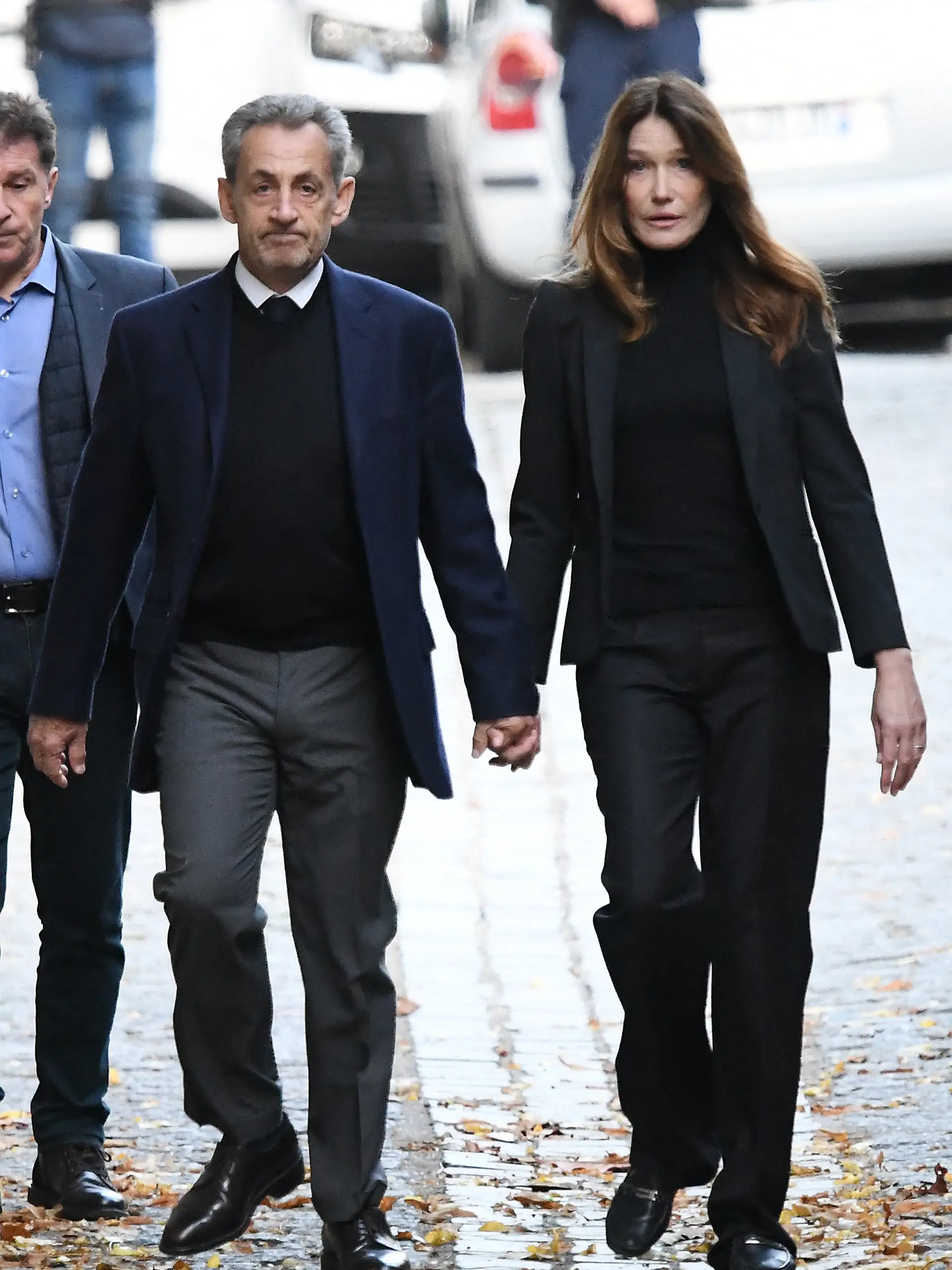 Nicolas Sarkozy verlässt in Begleitung seiner Frau Carla Bruni sein Zuhause, um sich ins Gefängnis von La Santé zu begeben.