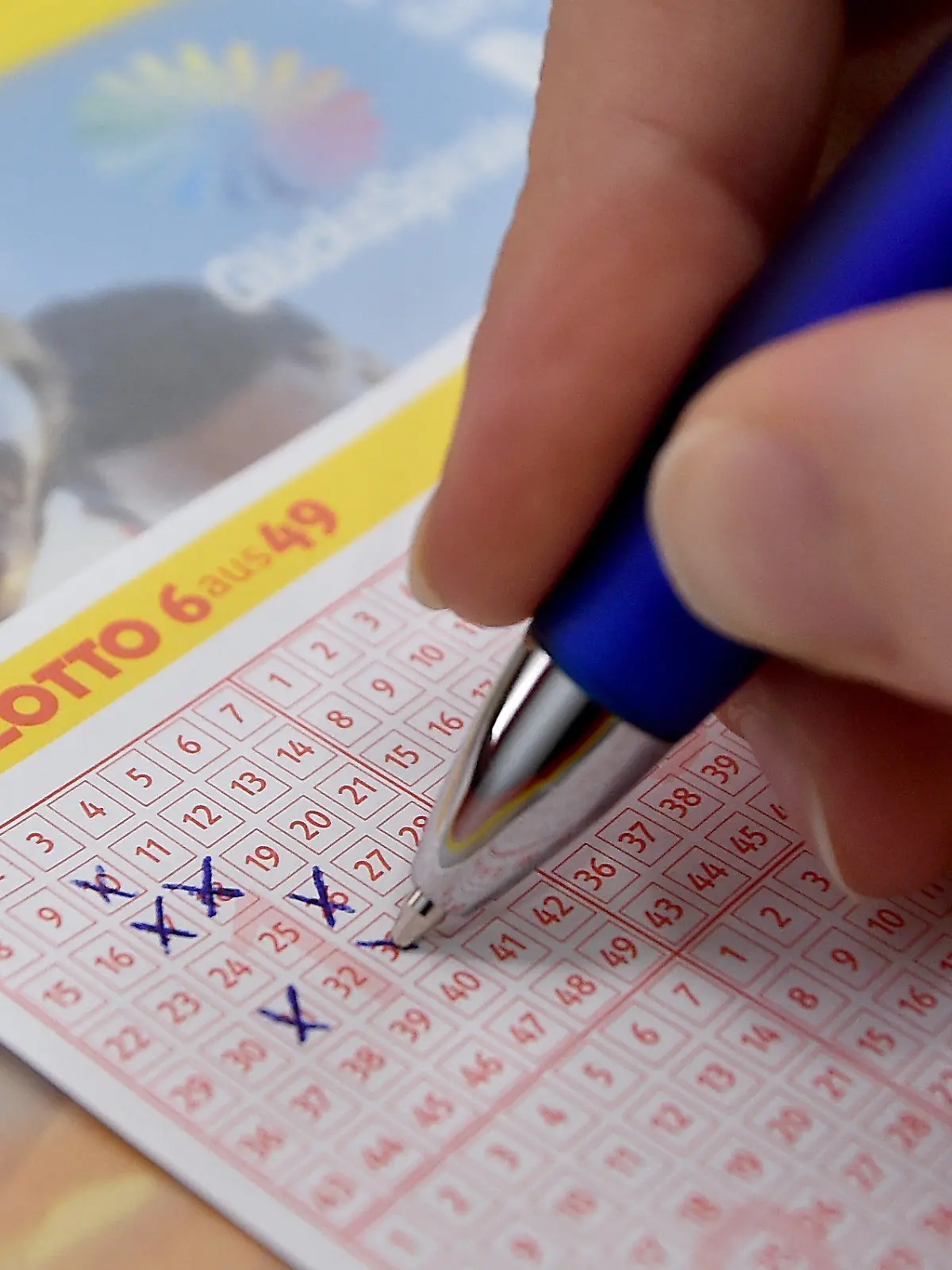 ARCHIV - 27.02.2018, Sachsen, Potsdam: Ein Lottoschein wird im Musterladen der Land Brandenburg LOTTO GmbH ausgefüllt. In diesem Jahr haben bisher sechs Glückspilze bei den staatlichen Lotterien in Sachsen einen Millionen-Gewinn abgeräumt. Foto: Bernd Settnik/dpa-Zentralbild/dpa +++ dpa-Bildfunk +++