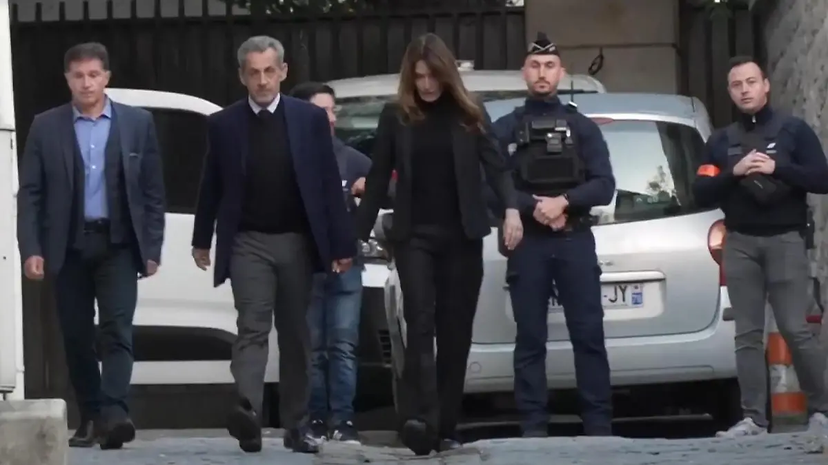 Hand in Hand mit Ehefrau Carla Bruni! Frankreichs Ex-Präsident Sarkozy tritt Haftstrafe an Eine letzte Umarmung in Freiheit