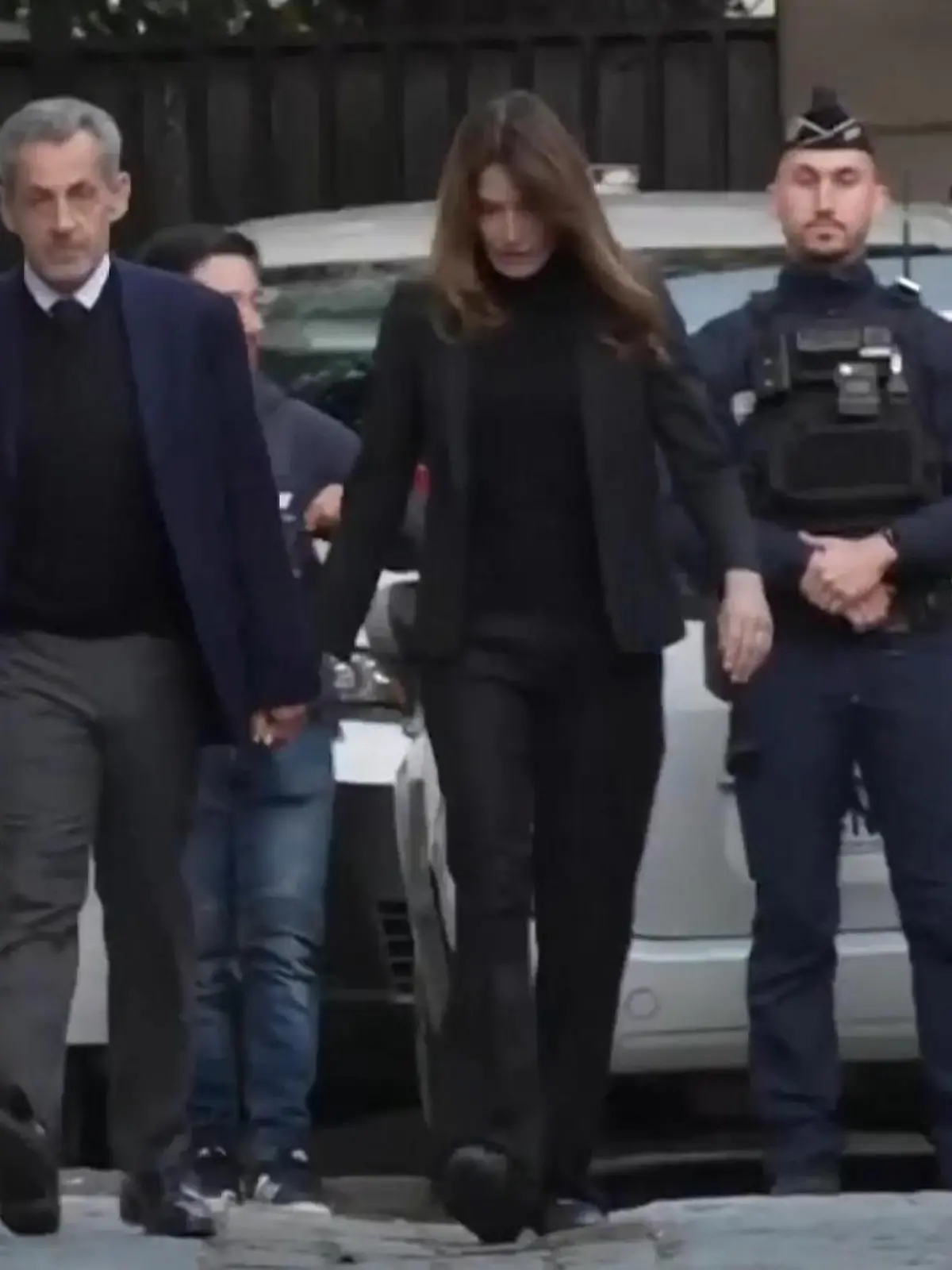 Bild zu: "Hand in Hand mit Ehefrau Carla Bruni! Frankreichs Ex-Präsident Sarkozy tritt Haftstrafe an"