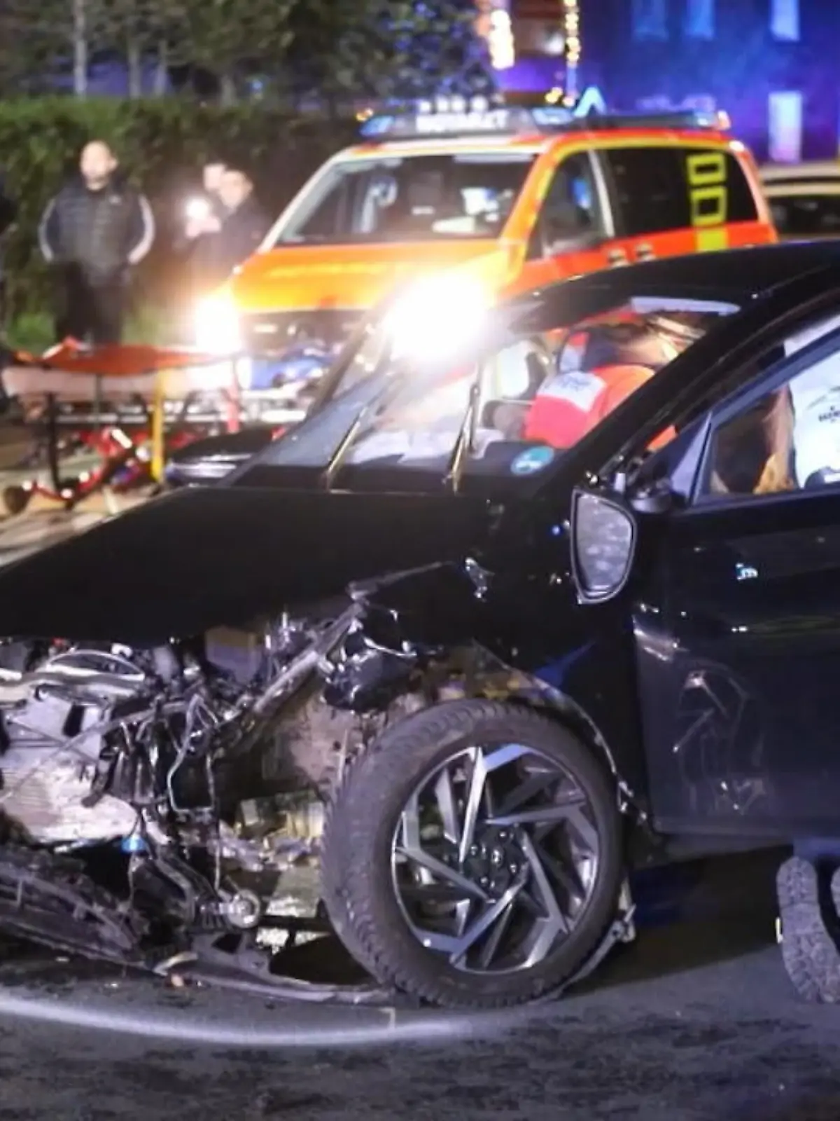 Gleich drei Menschen sidn bei einem schweren Verkehrsunfall in Wuppertal erletzt worden.
Am Dienstagabend ist eine junge Frau mit einem Mietwagen in den Gegenverkehr geraten und frontal mit einem Opel Corsa kollidiert, in dem neben dem Fahrer auch eine hochschwangere Beifahrerin saß.
Die 26-Jährige musste schwer verletzt sofort in den Kreissaal gebracht werden.