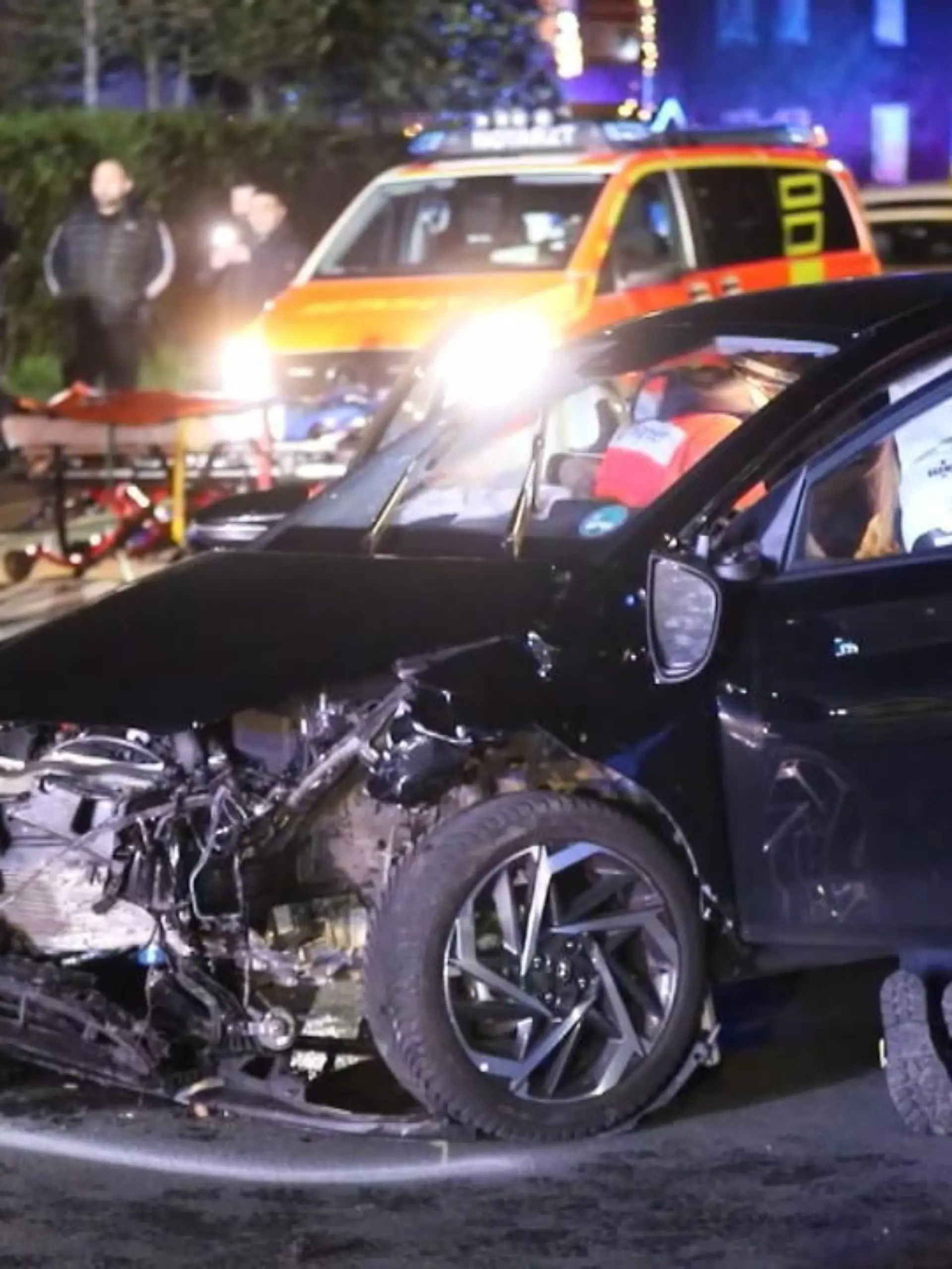 Gleich drei Menschen sidn bei einem schweren Verkehrsunfall in Wuppertal erletzt worden.
Am Dienstagabend ist eine junge Frau mit einem Mietwagen in den Gegenverkehr geraten und frontal mit einem Opel Corsa kollidiert, in dem neben dem Fahrer auch eine hochschwangere Beifahrerin saß.
Die 26-Jährige musste schwer verletzt sofort in den Kreissaal gebracht werden.